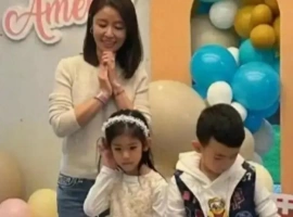 49 岁林心如素颜遛娃被拍！8岁女儿颜值惊艳，豪门日常这么接地气-恩菲资源分享网